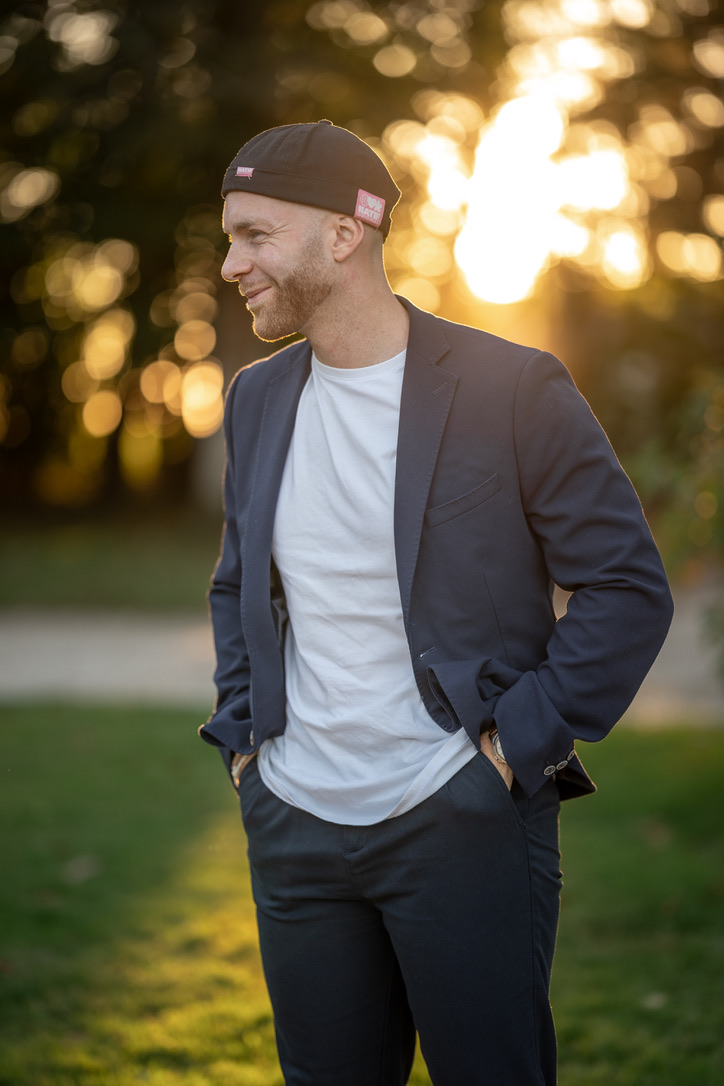Alex, vidéaste de mariage, en contre-jour au coucher du soleil.