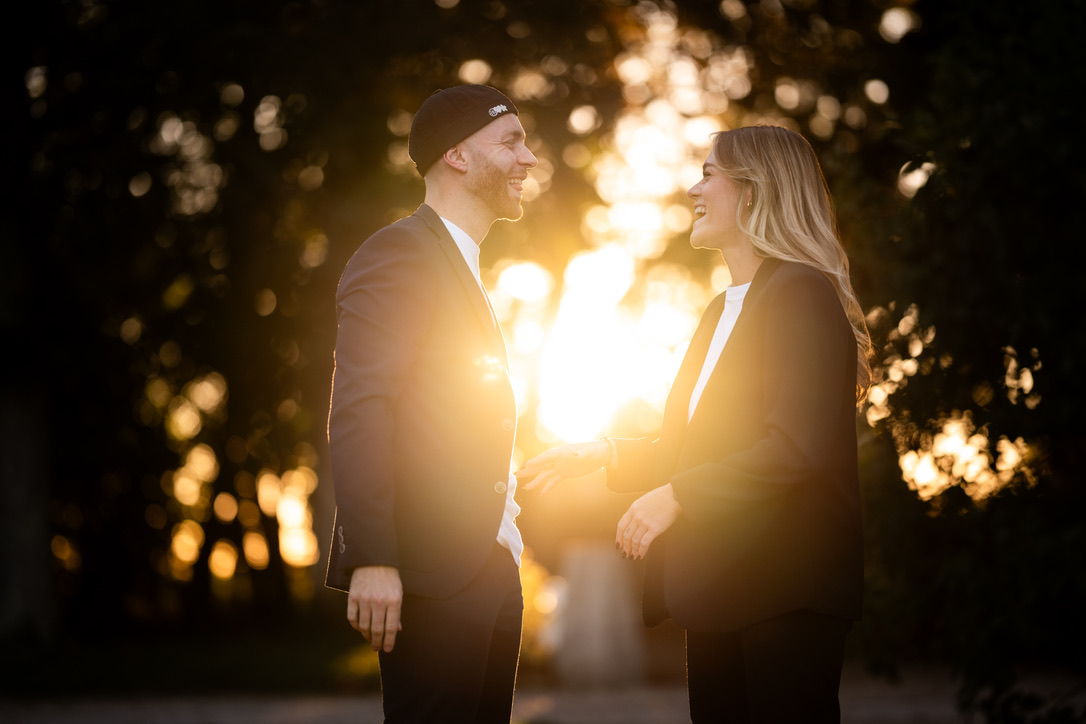 Emeline et Alex, duo photographe et vidéaste de mariage, en lumière de fin de journée.