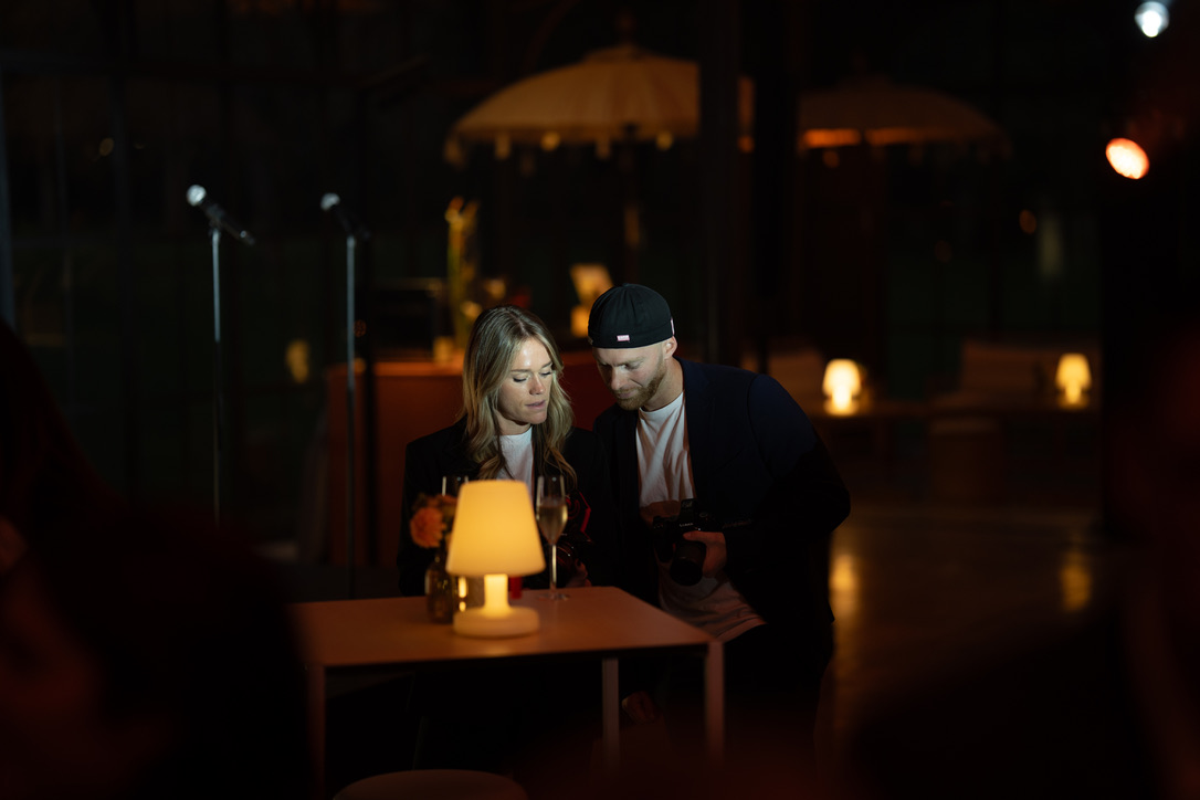 Emeline et Alex à la tombée de la nuit, appareil en main
