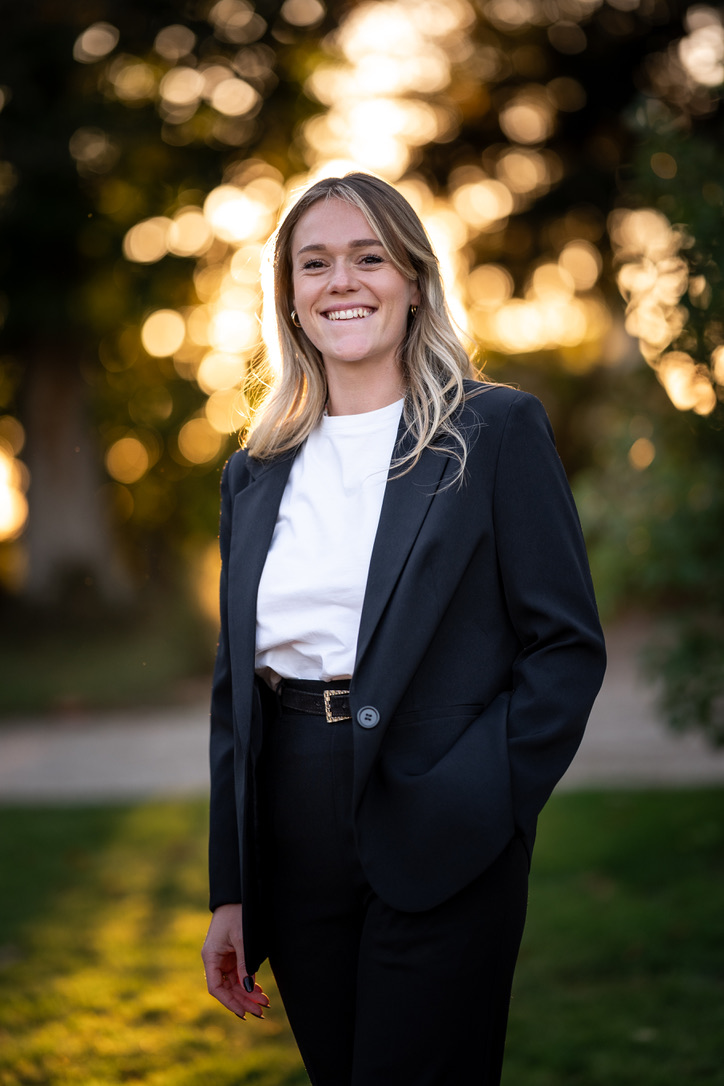 Emeline, photographe de mariage, en lumière de fin de journée.