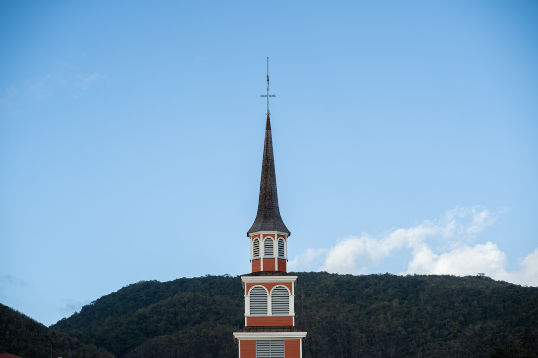 Clocher sur fond de montagne